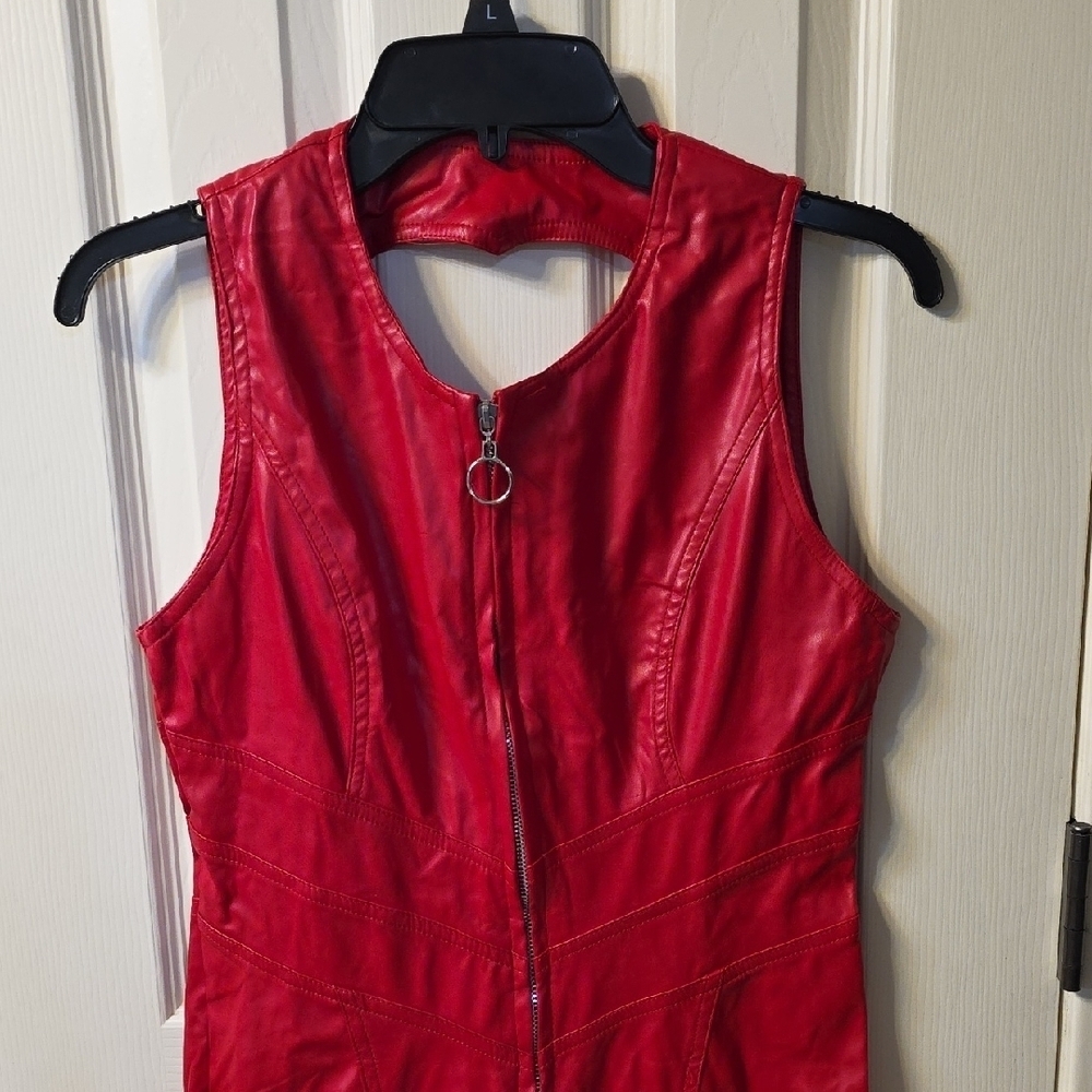 Sleek Red Sleeveless Pant Suit - Picture 3 of 3